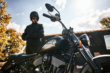 2026-na-imc-chief-bobber-dark-horse-black-smoke-riding-lifestyle-62-9118