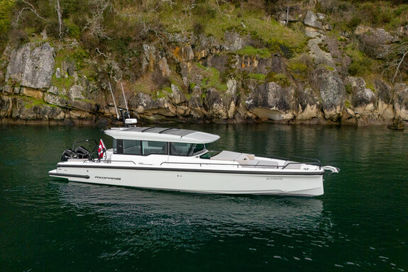 Axopar 37 XC Cross Cabin_Canada_1