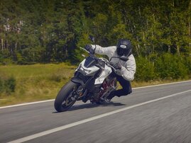 25YM CB750 Hornet Mat Pearl Glare White RHS 022