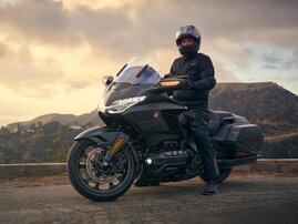 25YM GL1800 Gold Wing 50th Anniversary DCT NHA86 Black Ballistic Metallic 37